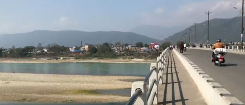 नारायणी नदीमाथि दुईदिन गाडी आवतजावत बन्द गरिने